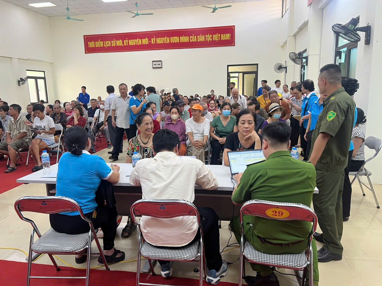 Nhân dân phường Phương Liệt hân hoan nhận quà Tết Độc lập- Ảnh 1.