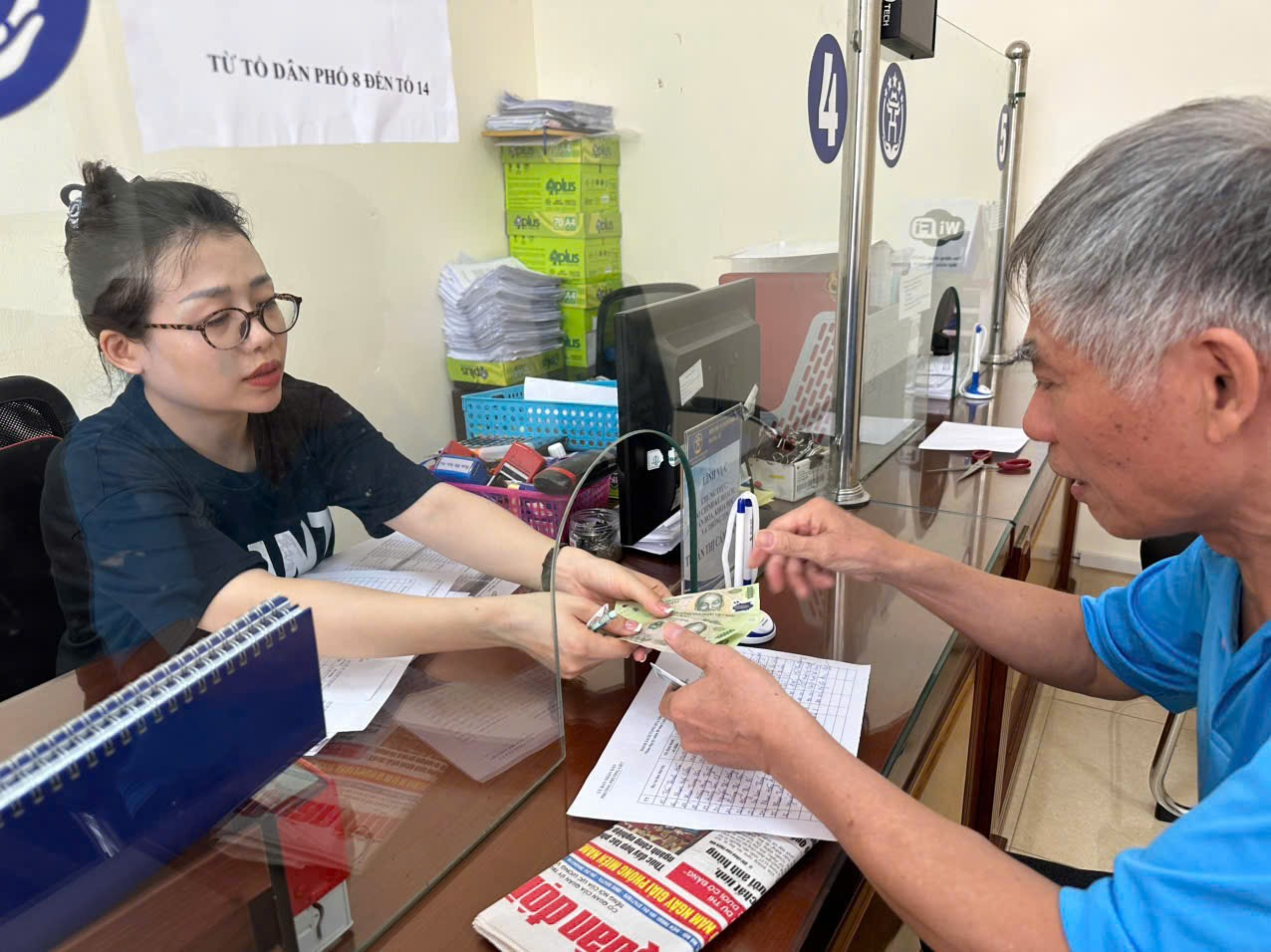 Nhân dân phường Phương Liệt hân hoan nhận quà Tết Độc lập- Ảnh 2.