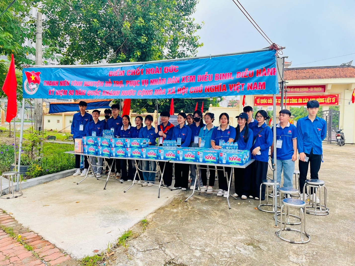 UBND xã Hoài Đức thăm, tặng quà lực lượng Đoàn Thanh niên tại điểm chốt hỗ trợ nhân dân dịp kỷ niệm 80 năm Quốc khánh 2/9- Ảnh 1.