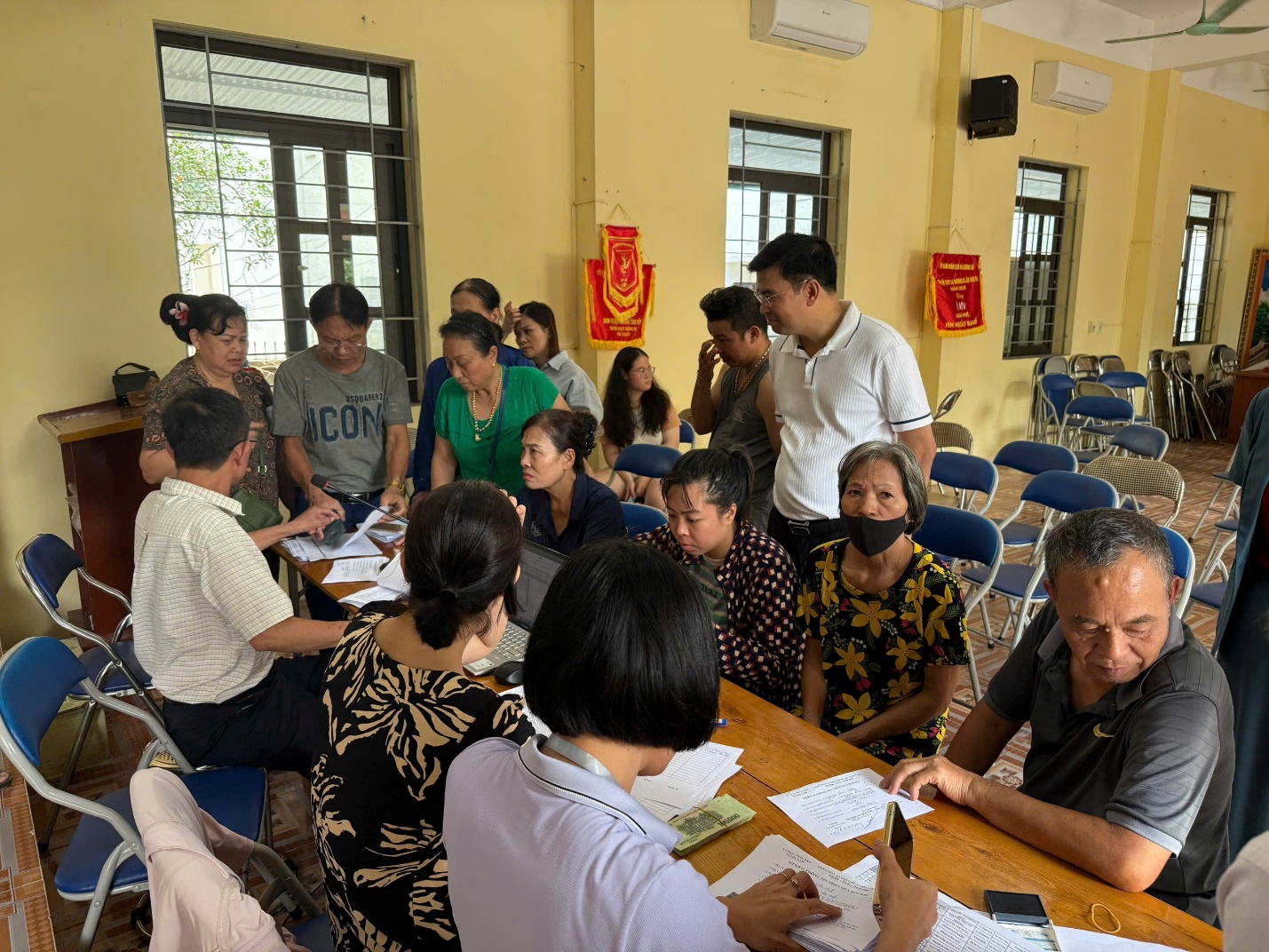 Chủ tịch UBND xã Gia Lâm kiểm tra công tác chi trả quà 2/9 tại các điểm trên địa bàn- Ảnh 4.