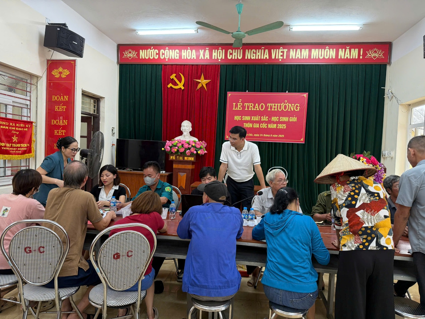 Chủ tịch UBND xã Gia Lâm kiểm tra công tác chi trả quà 2/9 tại các điểm trên địa bàn- Ảnh 7.