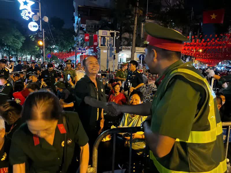 Phường Ô Chợ Dừa bố trí hàng trăm chỗ ngồi ưu tiên để cựu chiến binh xem Tổng duyệt A80- Ảnh 9.