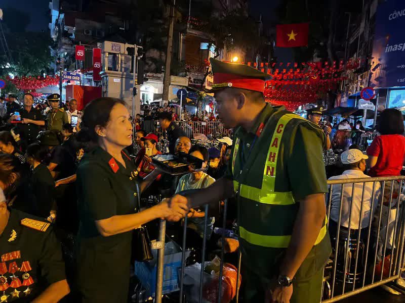 Phường Ô Chợ Dừa bố trí hàng trăm chỗ ngồi ưu tiên để cựu chiến binh xem Tổng duyệt A80- Ảnh 12.