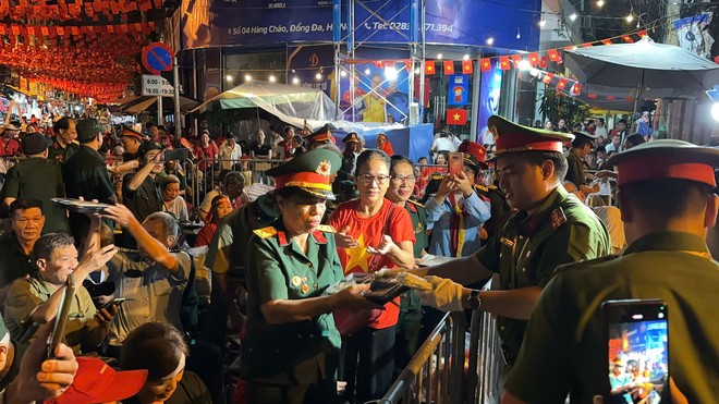 "Công an phường Ô Chợ Dừa mời các bác ăn sáng ạ!"- Ảnh 5.