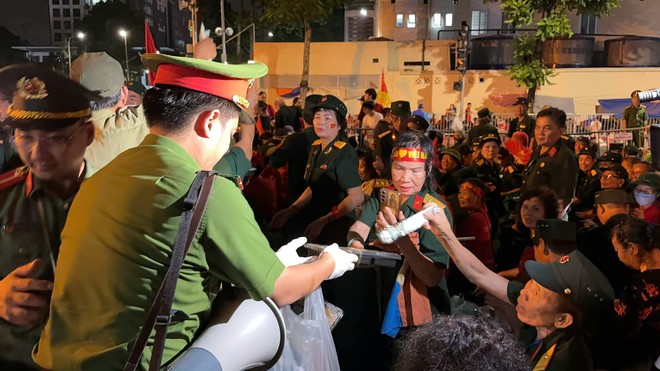 "Công an phường Ô Chợ Dừa mời các bác ăn sáng ạ!"- Ảnh 3.