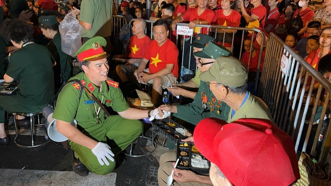 "Công an phường Ô Chợ Dừa mời các bác ăn sáng ạ!"- Ảnh 2.
