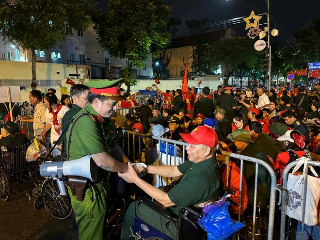 "Công an phường Ô Chợ Dừa mời các bác ăn sáng ạ!"- Ảnh 4.