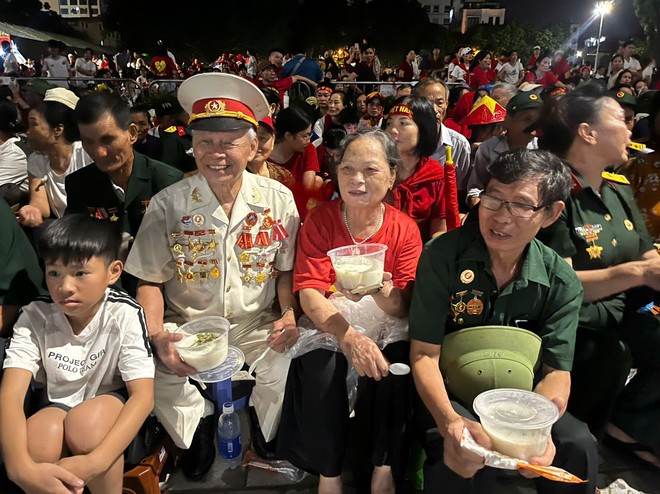 "Công an phường Ô Chợ Dừa mời các bác ăn sáng ạ!"- Ảnh 6.