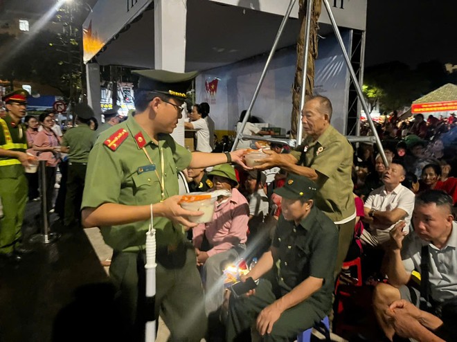 "Công an phường Ô Chợ Dừa mời các bác ăn sáng ạ!"- Ảnh 1.