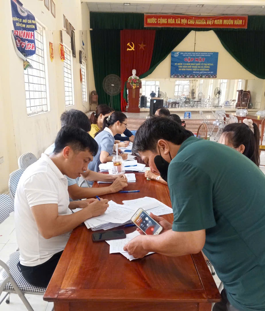 Những hình ảnh người dân xã Thượng Phúc nhận quà 2/9- Ảnh 1.