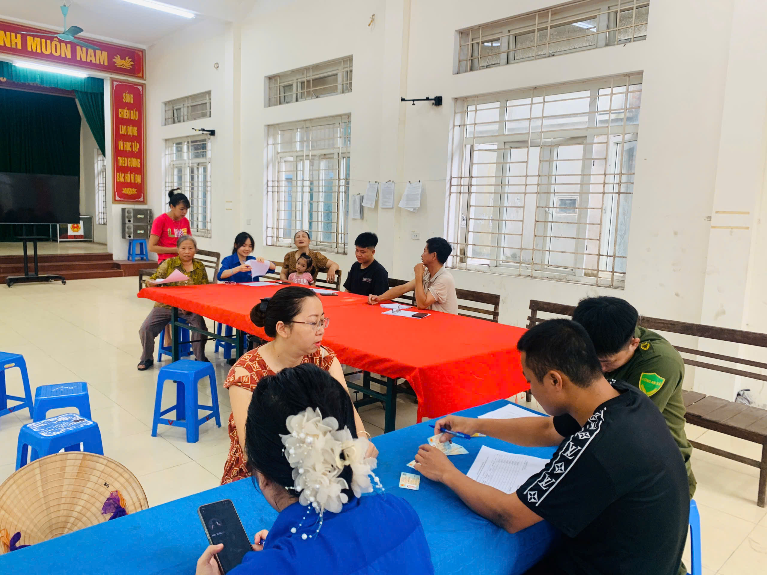 Những hình ảnh người dân xã Thượng Phúc nhận quà 2/9- Ảnh 4.