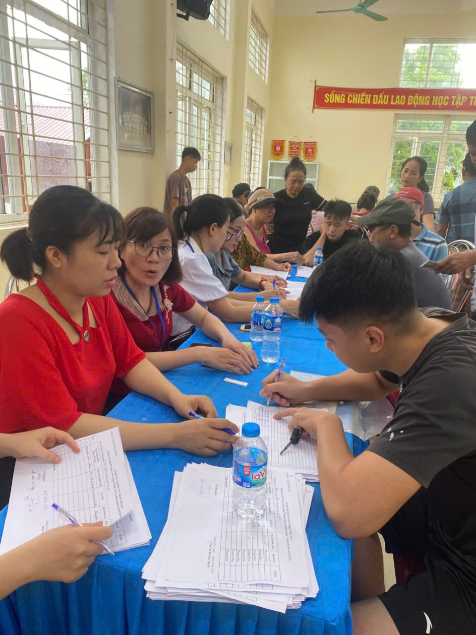 Những hình ảnh người dân xã Thượng Phúc nhận quà 2/9- Ảnh 9.