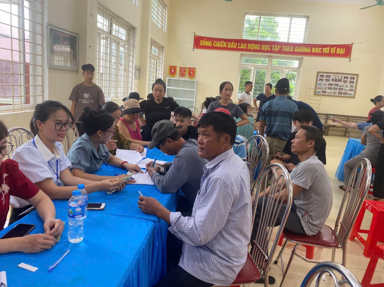 Những hình ảnh người dân xã Thượng Phúc nhận quà 2/9- Ảnh 2.