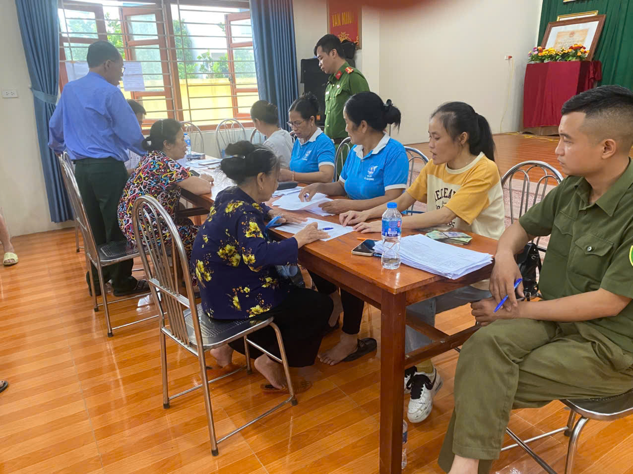 Những hình ảnh người dân xã Thượng Phúc nhận quà 2/9- Ảnh 10.