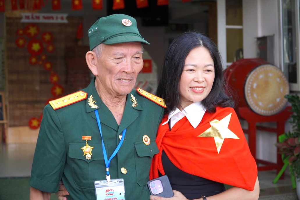 Trường học mở cửa, đón nhân dân, cựu chiến binh nghỉ ngơi xem diễu binh A80- Ảnh 4.