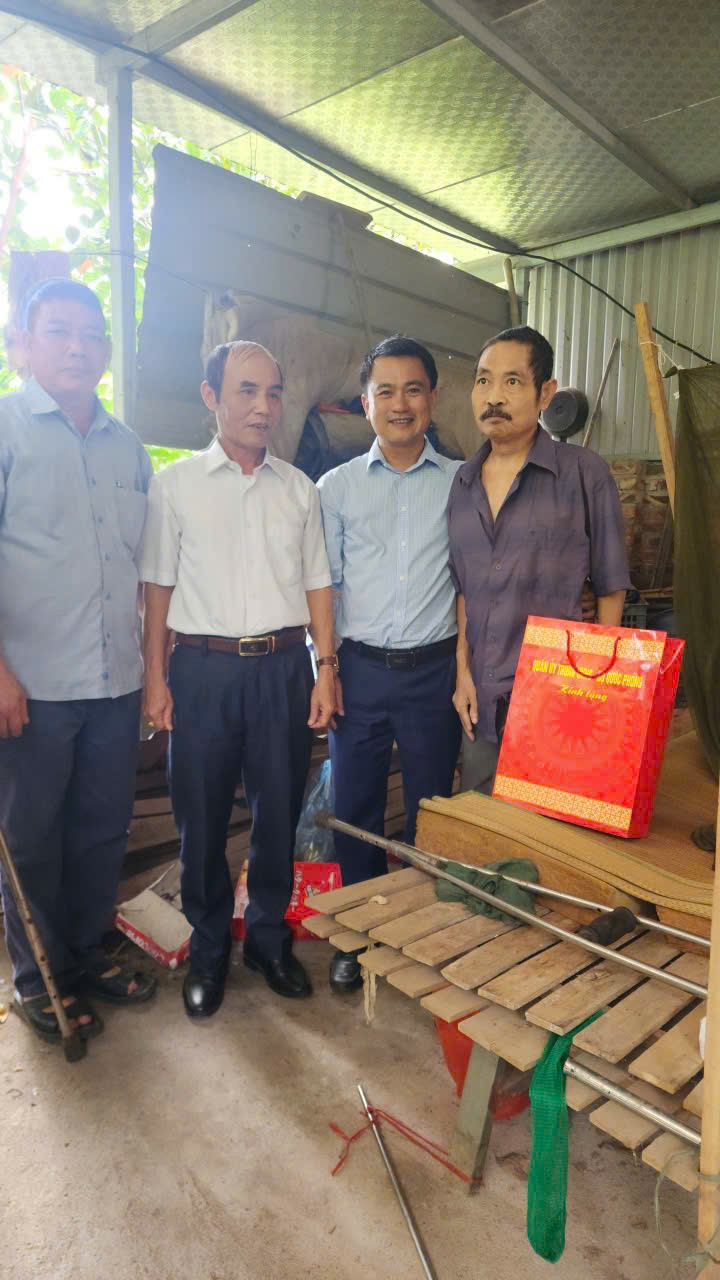Phường Sơn Tây: Trao quà của Quân ủy Trung ương và Bộ Quốc phòng đến các hộ có hoàn cảnh khó khăn- Ảnh 2.