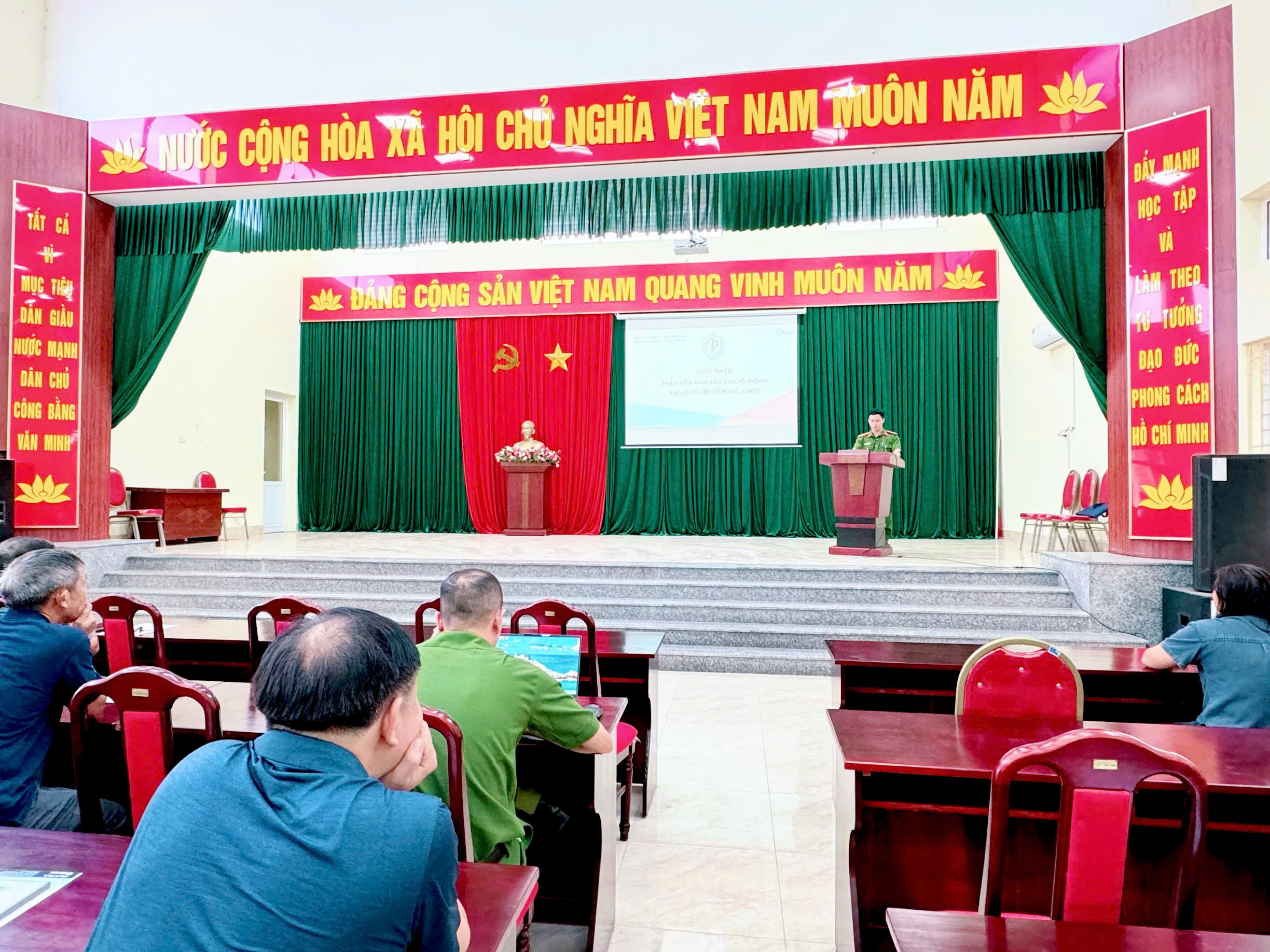 Chủ các cơ sở xã Nam Phù tham gia tập huấn, hướng dẫn khai báo, cập nhật thông tin quản lý về PCCC và CNCH