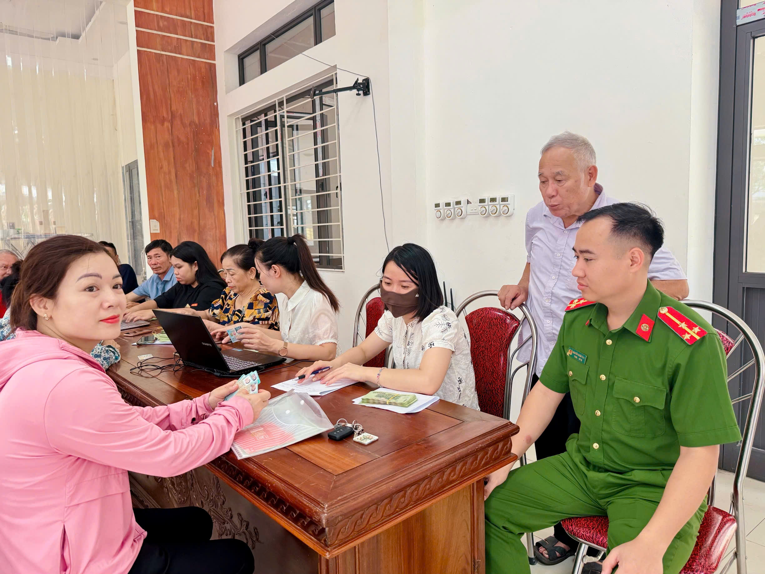 Tiếp tục lan tỏa niềm vui nhận quà Tết độc lập 2-9 đến người dân xã Nam Phù