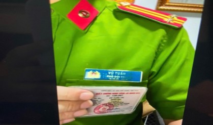 Công an phường Phú Lương (Hà Nội) kịp thời giải cứu nữ sinh khỏi bẫy lừa đảo “bắt cóc online”.- Ảnh 1.