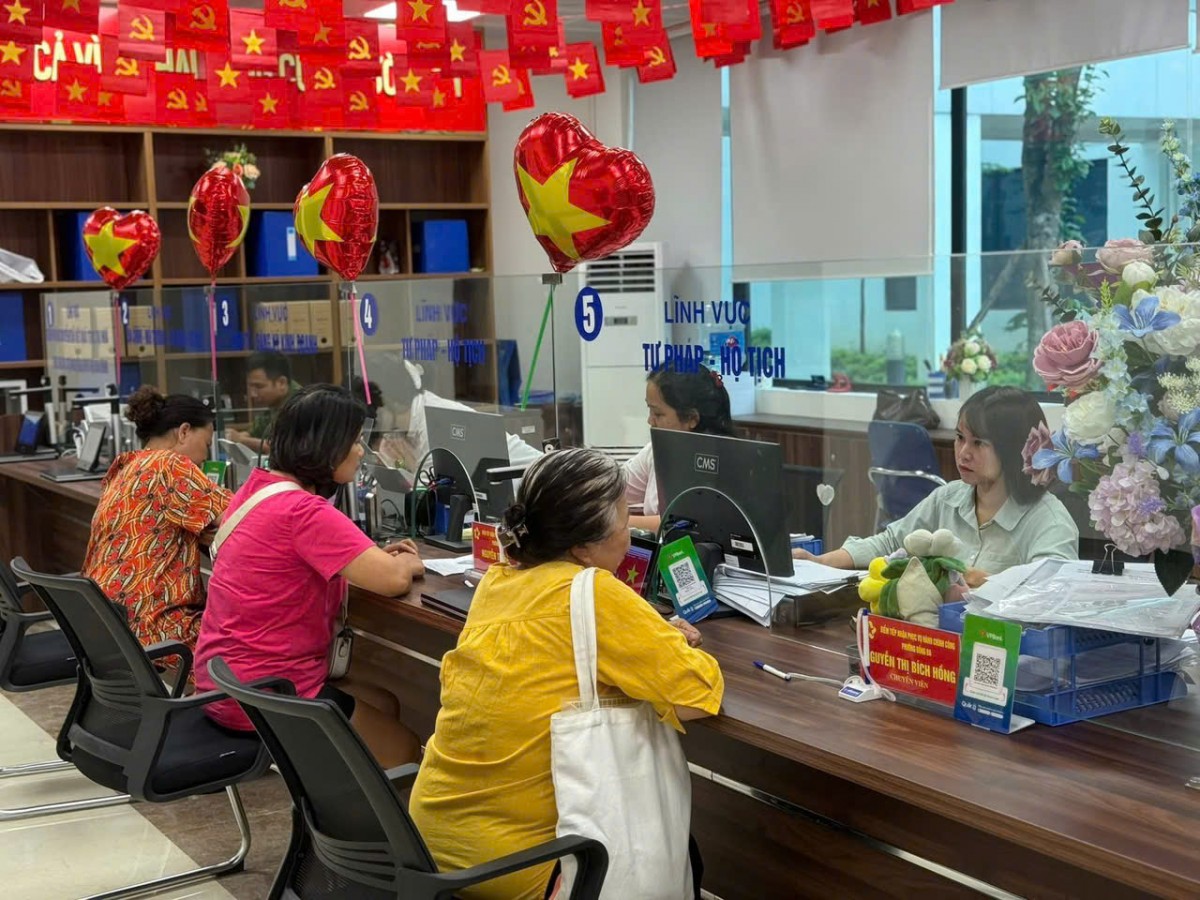 Người dân phường Đống Đa phấn khởi nhận quà nhân kỷ niệm 80 năm Quốc khánh- Ảnh 3.