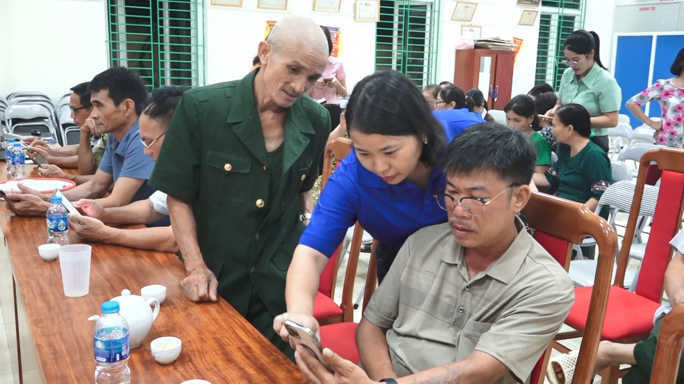 Xã Quảng Oai ra quân phong trào “Bình dân học vụ số” – đưa tri thức công nghệ đến với cộng đồng- Ảnh 4.