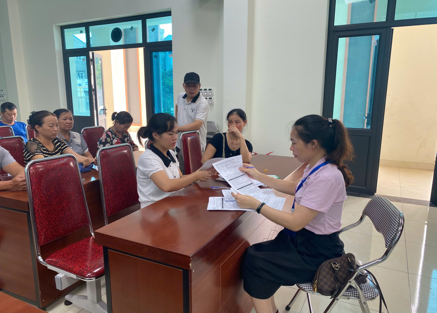 Phòng giao dịch NHCSXH Đông Anh triển khai đối chiếu, phân loại nợ khách hàng vay vốn ngân hàng chính sách xã hội năm 2025 trên địa bàn xã Đông Anh- Ảnh 1.