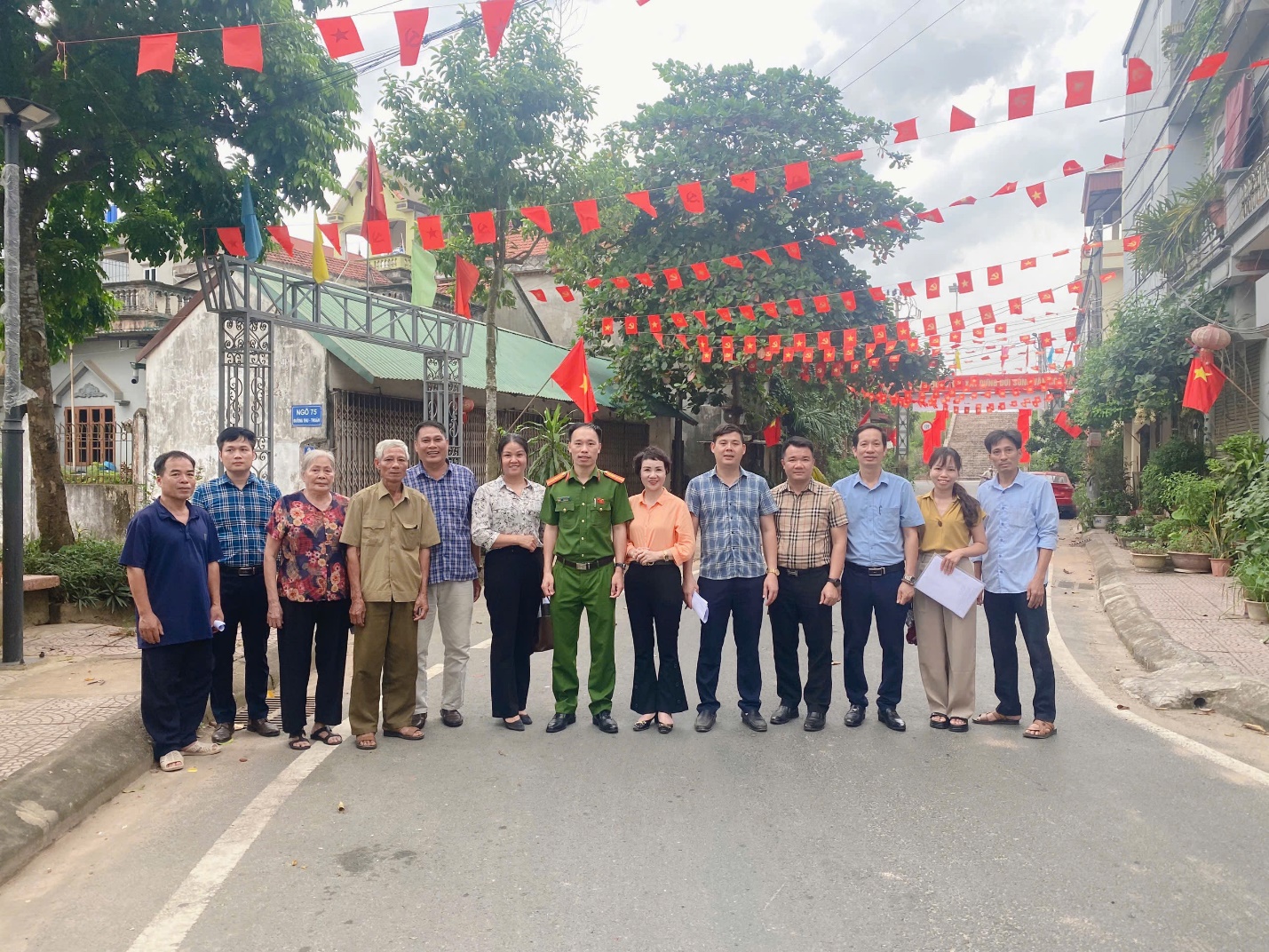 Tích cực hưởng ứng cuộc thi “ giữ gìn thôn, tổ dân phố sáng –xanh-sạch-đẹp-an toàn-thông minh”- Ảnh 1.