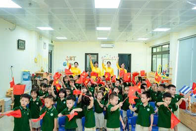 TRƯỜNG MẦM NON SAO MAI TƯNG BỪNG TỔ CHỨC 
LỄ KỈ NIỆM 80 NĂM TRUYỀN THỐNG NGÀNH GIÁO DỤC
VÀ KHAI GIẢNG NĂM HỌC MỚI 2025-2026
- Ảnh 1.