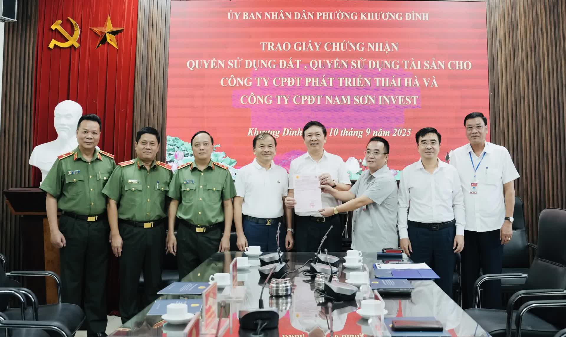 Khương Đình: Trao sổ đỏ đầu tiên sau khi vận hành chính quyền địa phương hai cấp- Ảnh 1.