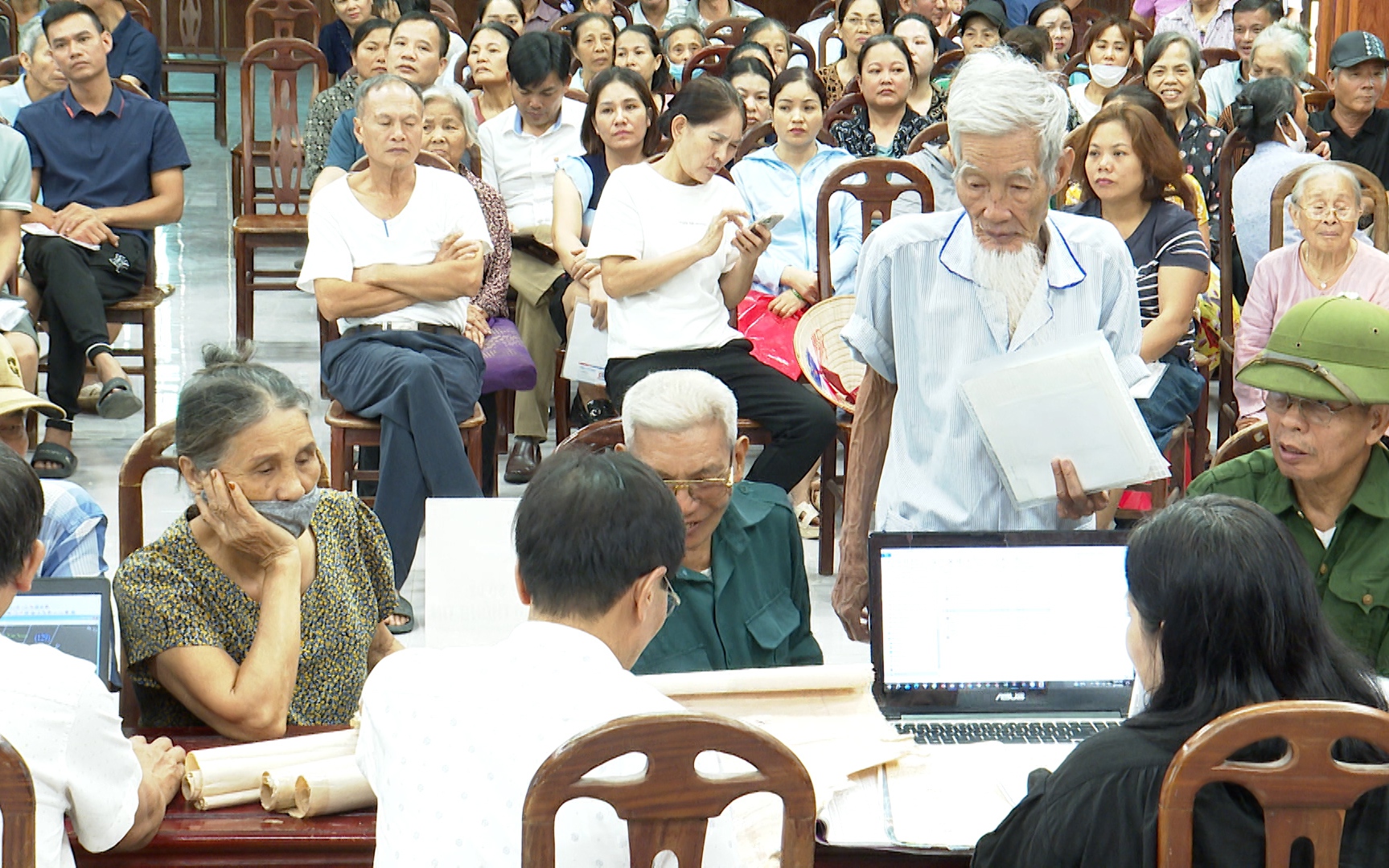 UBND xã phú xuyên hỗ trợ lưu động cho người dân xã Nam Tiến hoàn thiện thủ tục đất đai