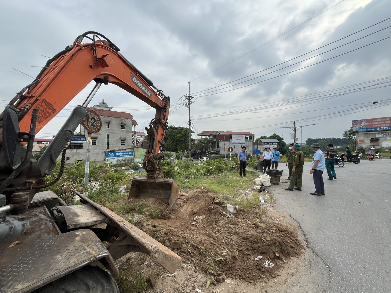 Xã Mê Linh ra quân giải tỏa hành lang an toàn Đê tả sông Hồng- Ảnh 1.