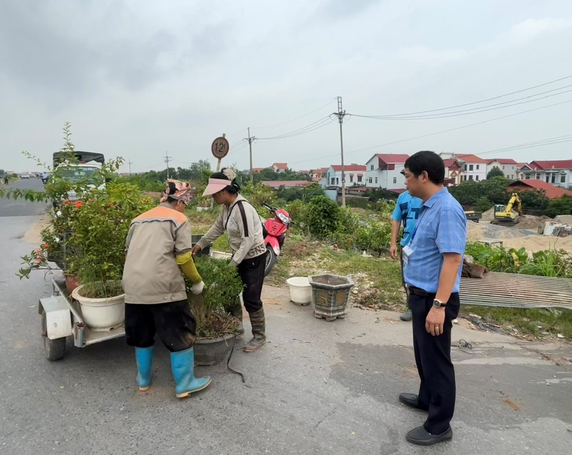 Xã Mê Linh ra quân giải tỏa hành lang an toàn Đê tả sông Hồng- Ảnh 2.