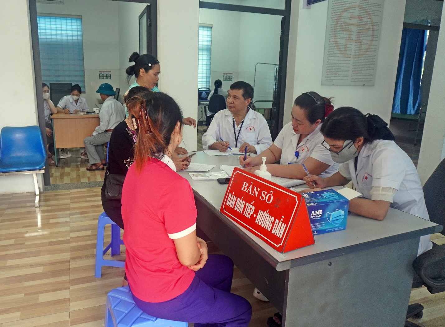 Khám sức khoẻ miễn phí cho nhân dân các vùng ngập úng do ảnh hưởng hoàn lưu cơn bão số 5 trên địa bàn xã năm 2025- Ảnh 1.