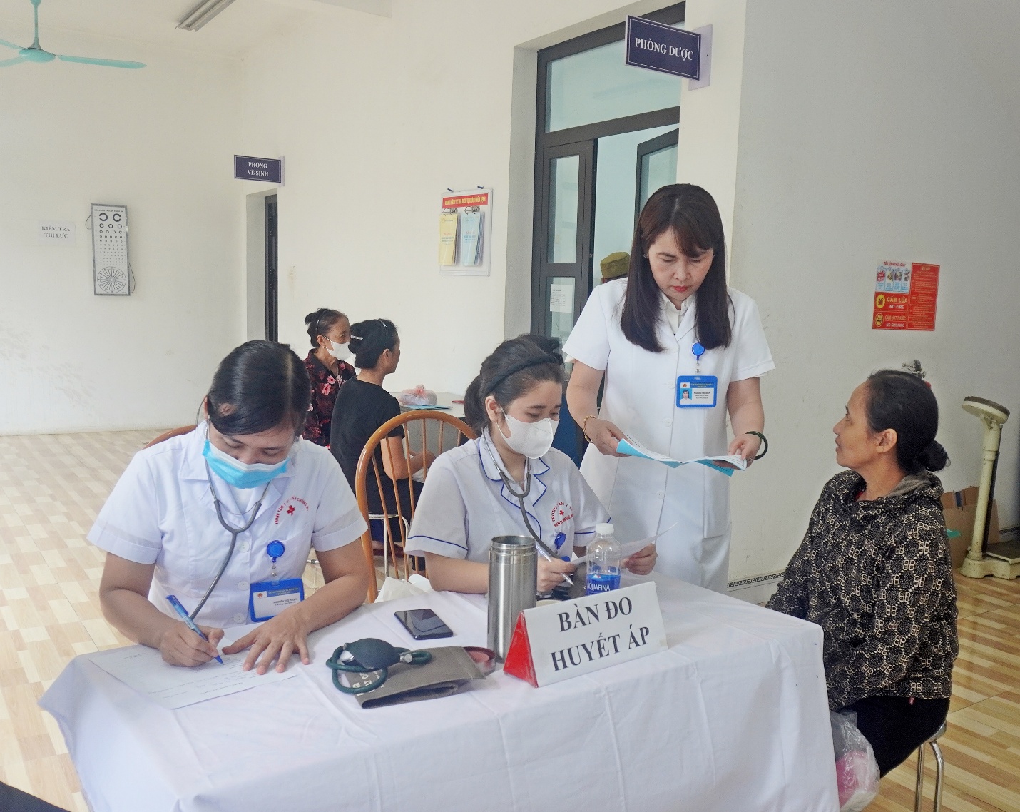 Khám sức khoẻ miễn phí cho nhân dân các vùng ngập úng do ảnh hưởng hoàn lưu cơn bão số 5 trên địa bàn xã năm 2025- Ảnh 2.
