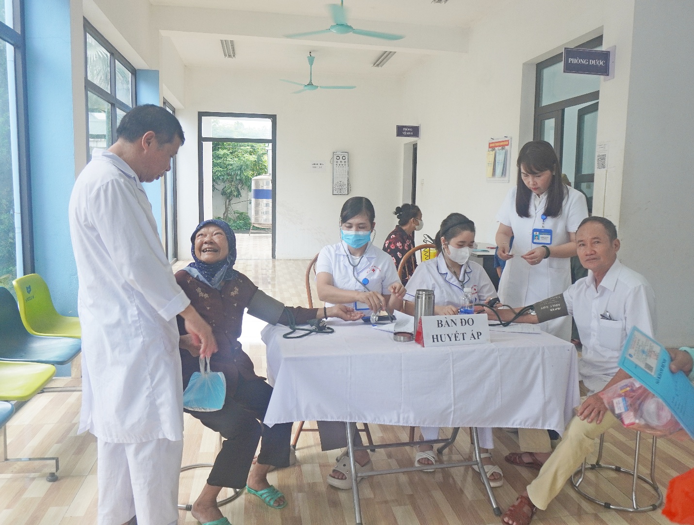 Khám sức khoẻ miễn phí cho nhân dân các vùng ngập úng do ảnh hưởng hoàn lưu cơn bão số 5 trên địa bàn xã năm 2025- Ảnh 3.