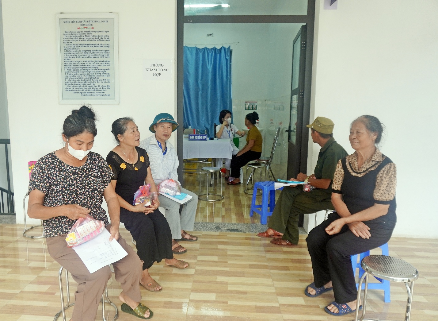 Khám sức khoẻ miễn phí cho nhân dân các vùng ngập úng do ảnh hưởng hoàn lưu cơn bão số 5 trên địa bàn xã năm 2025- Ảnh 4.