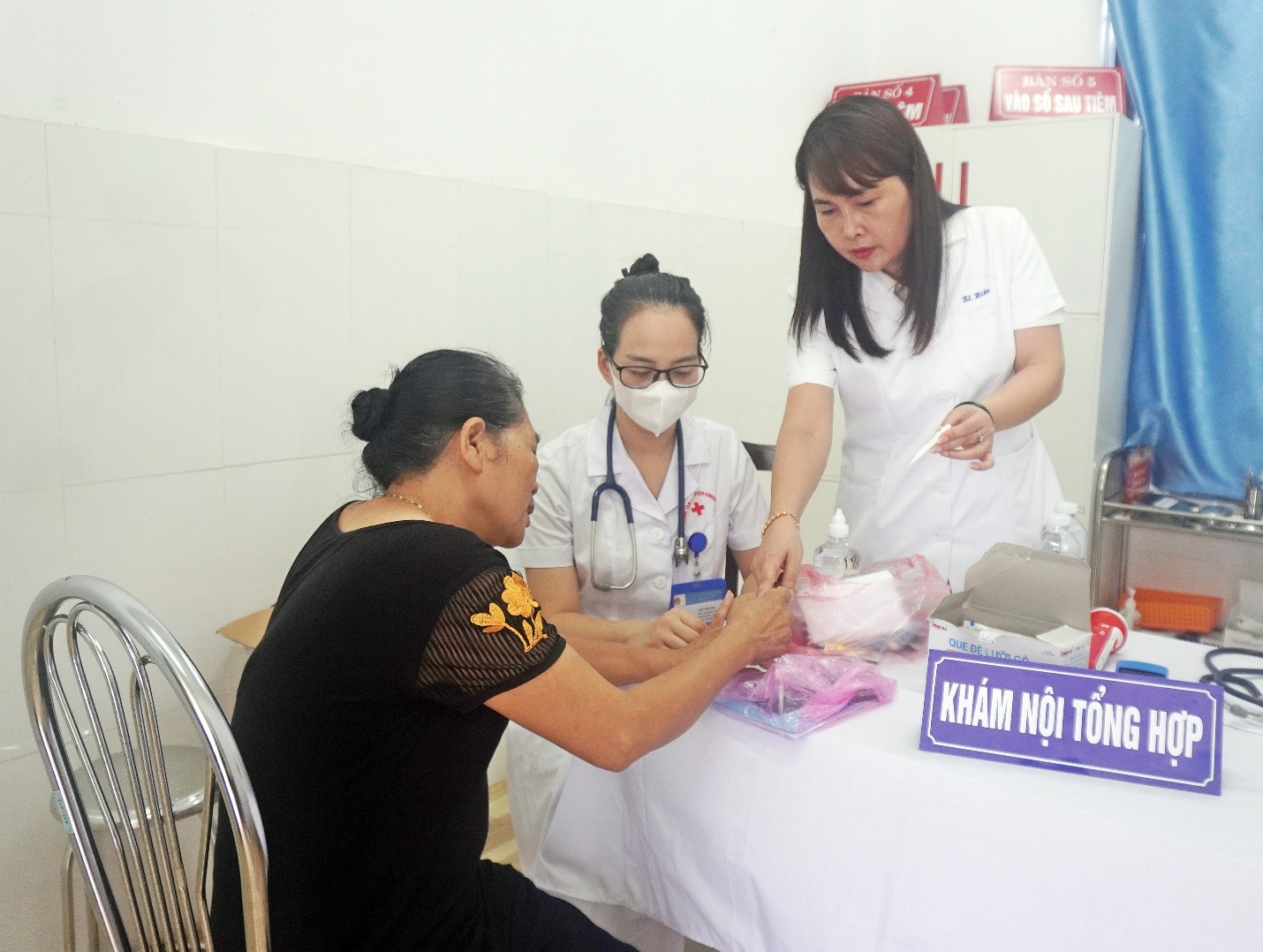 Khám sức khoẻ miễn phí cho nhân dân các vùng ngập úng do ảnh hưởng hoàn lưu cơn bão số 5 trên địa bàn xã năm 2025- Ảnh 5.