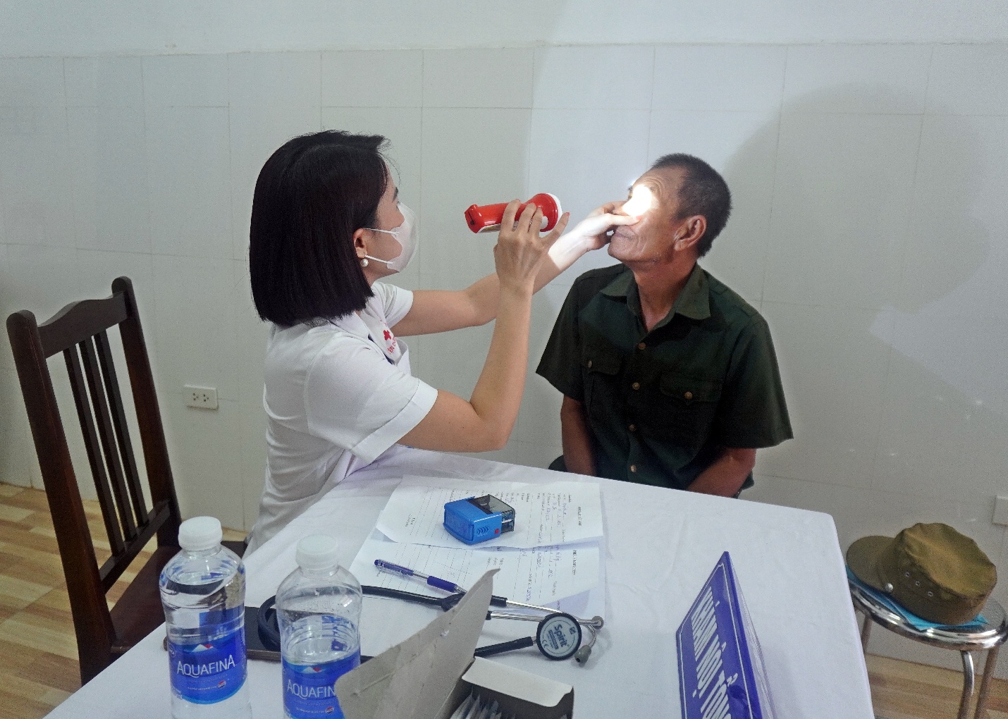 Khám sức khoẻ miễn phí cho nhân dân các vùng ngập úng do ảnh hưởng hoàn lưu cơn bão số 5 trên địa bàn xã năm 2025- Ảnh 6.