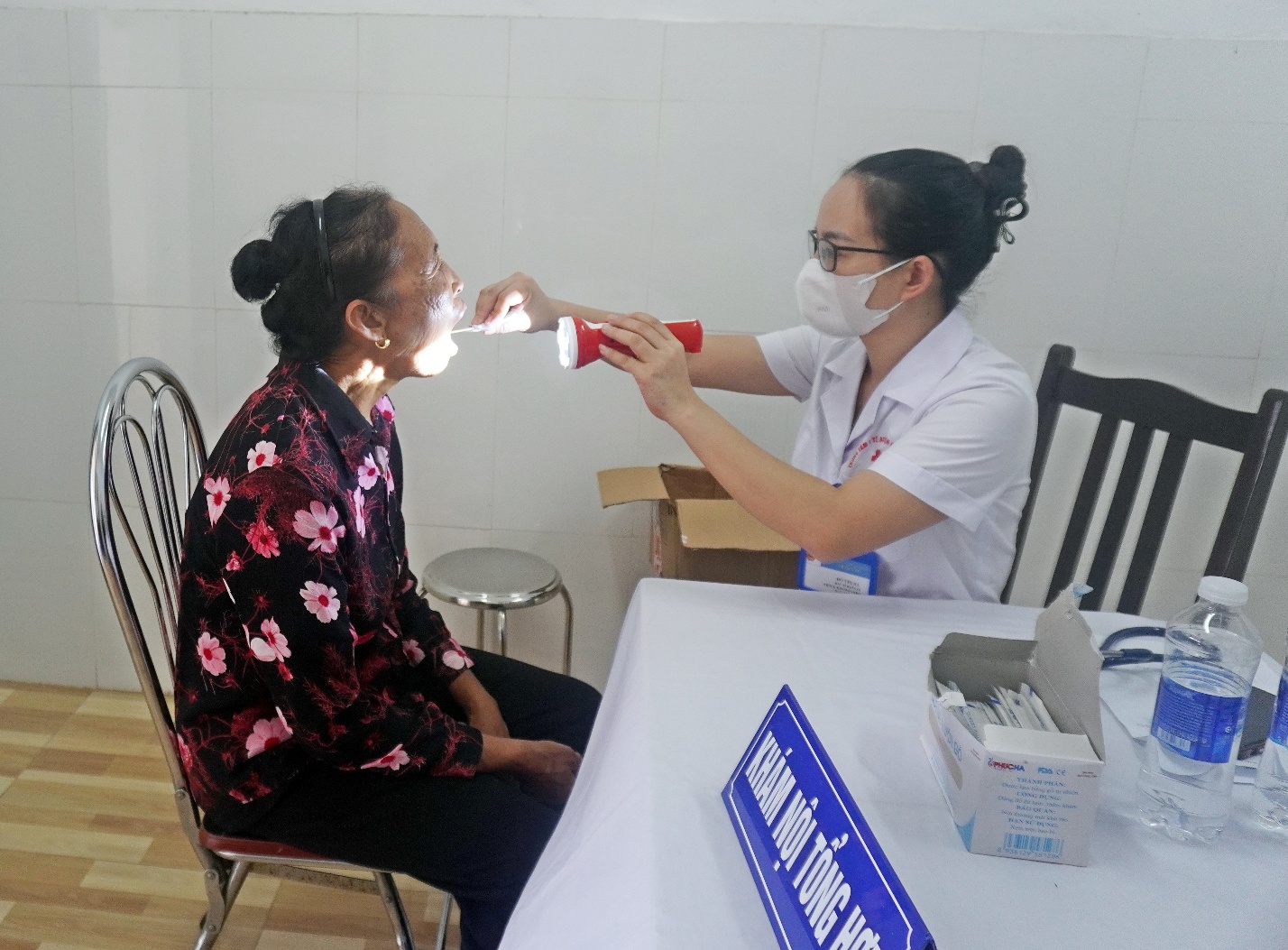 Khám sức khoẻ miễn phí cho nhân dân các vùng ngập úng do ảnh hưởng hoàn lưu cơn bão số 5 trên địa bàn xã năm 2025- Ảnh 7.