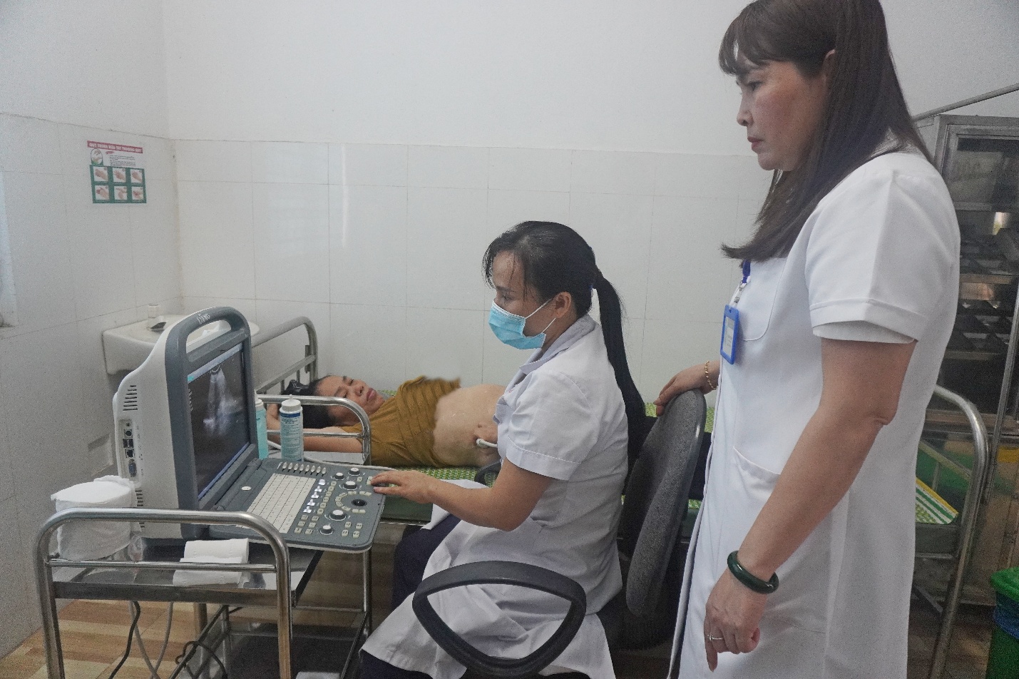 Khám sức khoẻ miễn phí cho nhân dân các vùng ngập úng do ảnh hưởng hoàn lưu cơn bão số 5 trên địa bàn xã năm 2025- Ảnh 8.