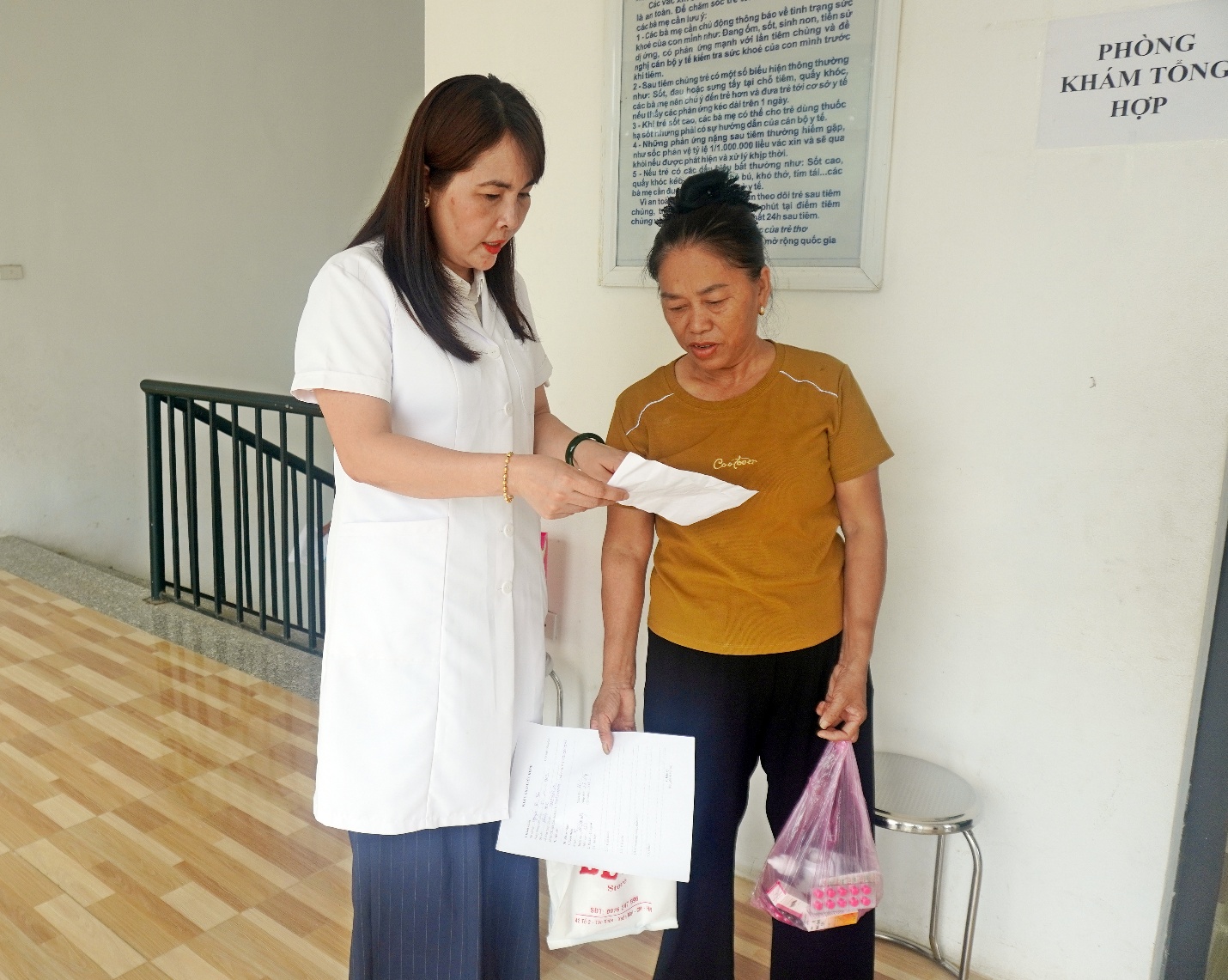 Khám sức khoẻ miễn phí cho nhân dân các vùng ngập úng do ảnh hưởng hoàn lưu cơn bão số 5 trên địa bàn xã năm 2025- Ảnh 9.