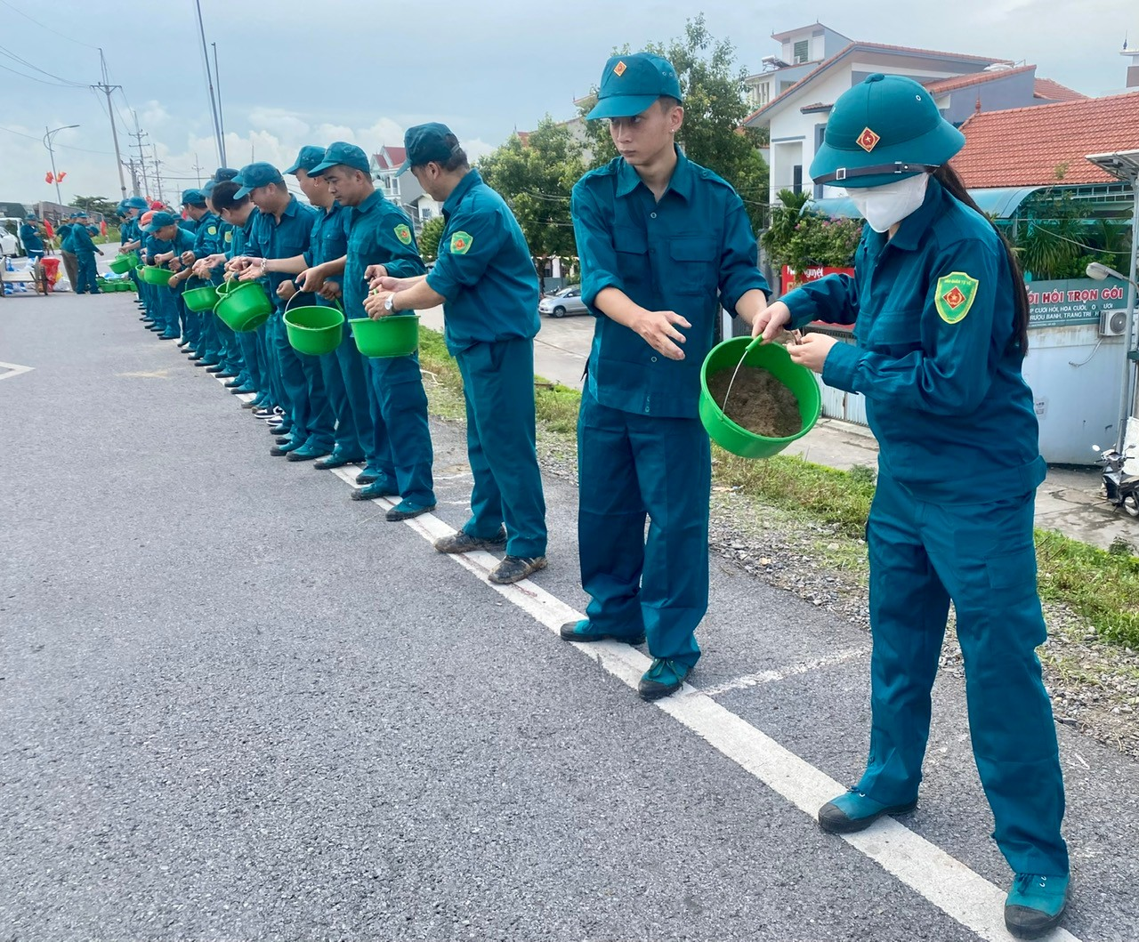 Xã Ô Diên phối hợp tổ chức diễn tập thực hành xử lý một số tình huống trong công tác phòng chống thiên tai trên địa bàn- Ảnh 3.