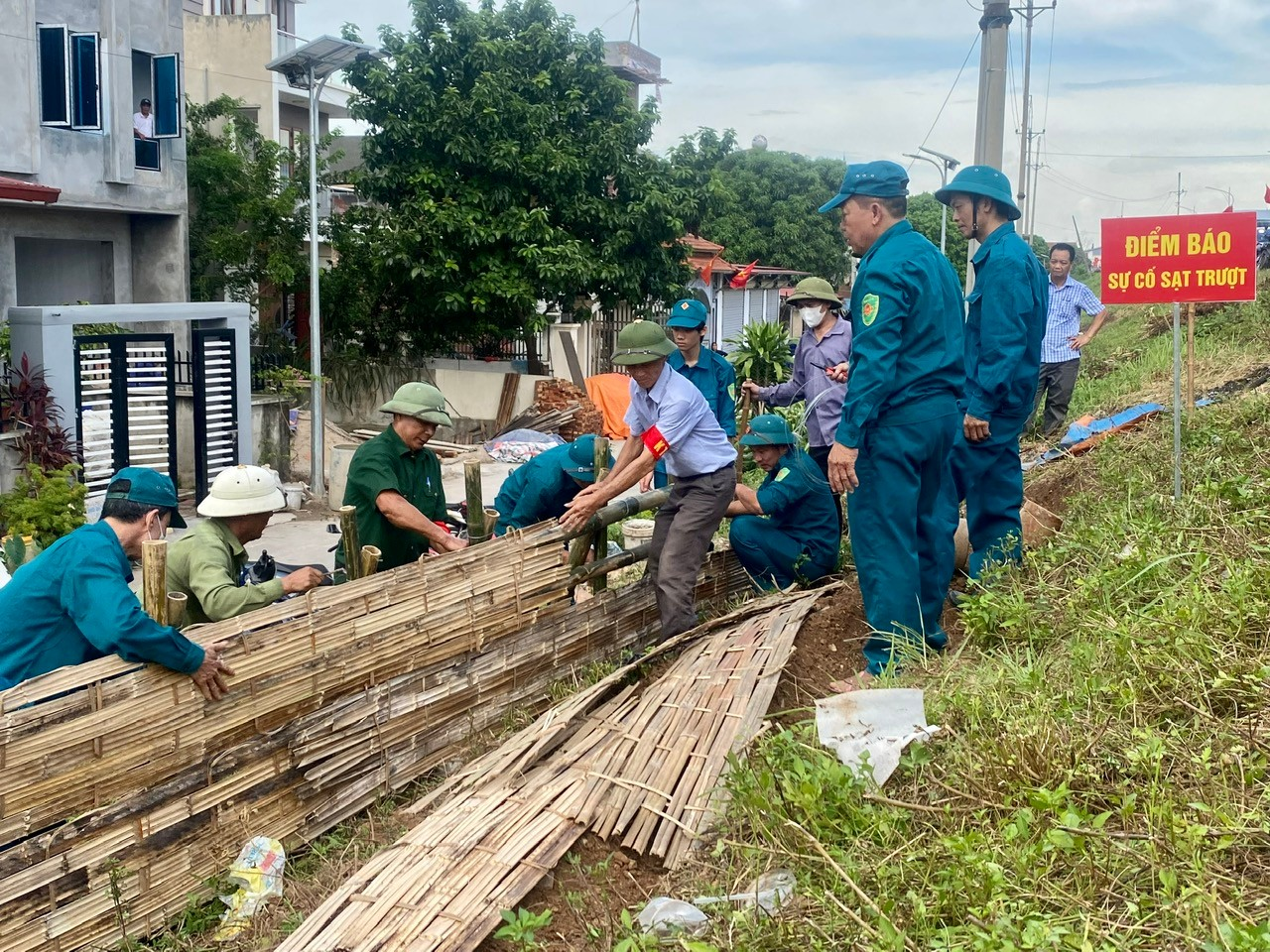 Xã Ô Diên phối hợp tổ chức diễn tập thực hành xử lý một số tình huống trong công tác phòng chống thiên tai trên địa bàn- Ảnh 6.