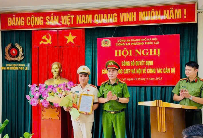 Công an phường Phúc Lợi công bố quyết định của Công an Thành phố về điều động cán bộ 
- Ảnh 1.