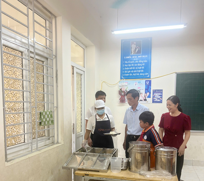 CHỦ TỊCH UBND XÃ HẠ BẰNG KIỂM TRA CÔNG TÁC ĂN BÁN TRÚ TẠI TRƯỜNG TIỂU HỌC CẦN KIỆM- Ảnh 1.