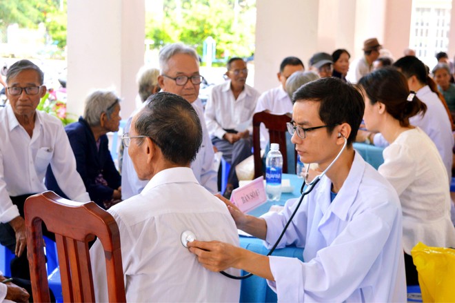 Từ 2026, người dân được khám sức khỏe miễn phí ít nhất mỗi năm 1 lần, đến 2030 được miễn viện phí cơ bản- Ảnh 1.