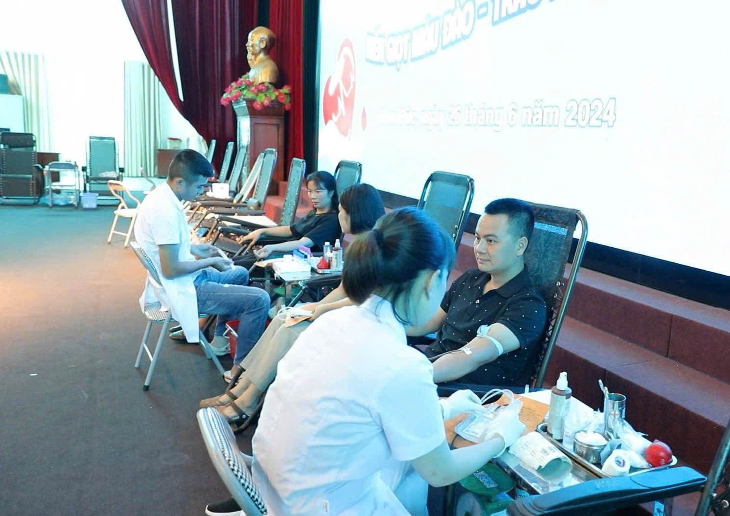 Hoài Đức quyết tâm hoàn thành chỉ tiêu hiến máu tình nguyện trong năm 2025- Ảnh 1.