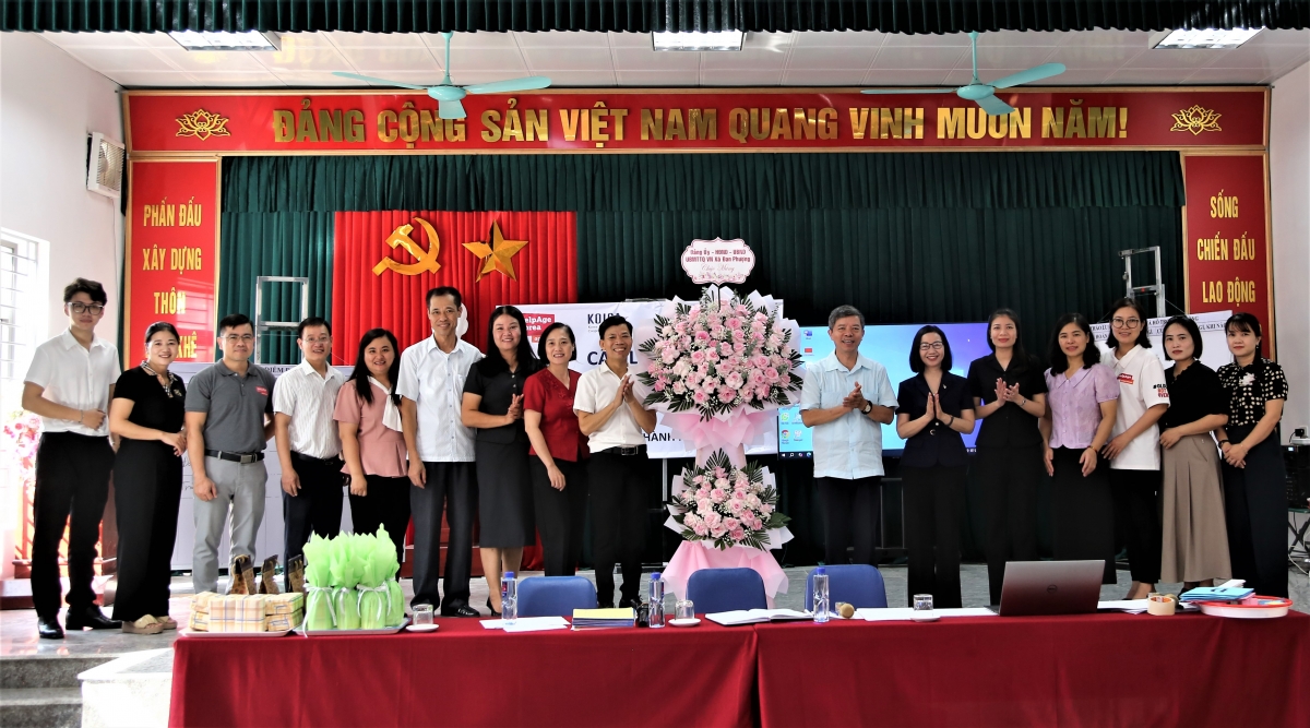 1-lanh-dao-xa-dan-phuong-tang-hoa-chuc-mung-clb20250911185522.jpg
