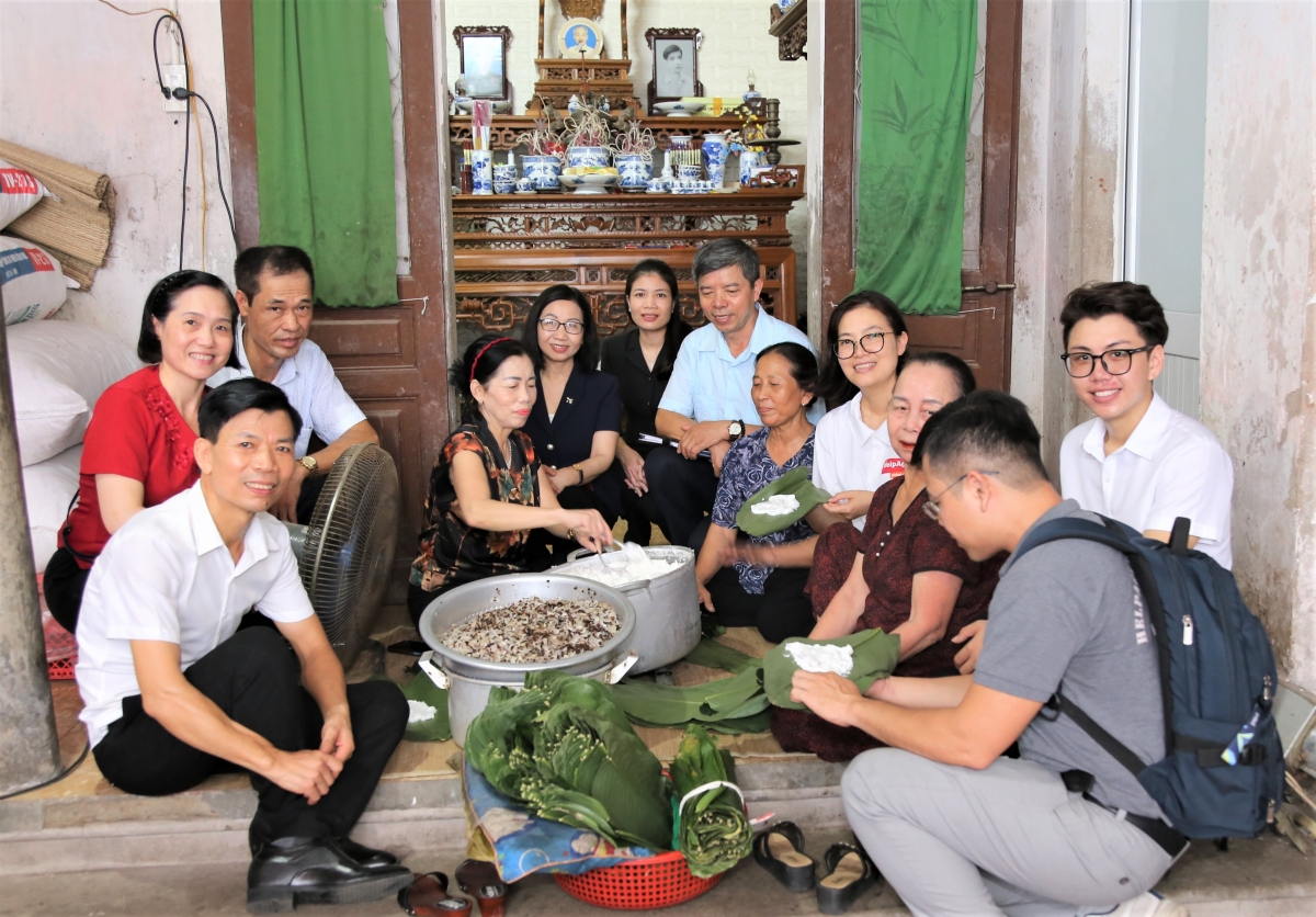 cac-dai-bieu-tham-mo-hinh-lam-banh-te-tang-thu-nhap-cua-ba-do-thi-sam20250911190144.jpg