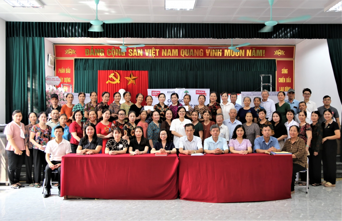 cac-dai-bieu-va-thanh-vien-clb-chup-anh-luu-niem20250911185729.jpg
